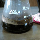 泡とコーヒー液の境界線が、2杯分の目盛りに 泡とコーヒー液の境界線が、2杯分の目盛りに