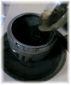 茶こしで漉しながらカップに注ぐ 茶こしで漉しながらカップに注ぐ