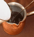ターキッシュコーヒーの作り方 深煎りコーヒー粉・砂糖・水を混ぜる ターキッシュコーヒーの作り方 深煎りコーヒー粉・砂糖・水を混ぜる