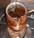 ターキッシュコーヒーの作り方 弱火にかけて、時々混ぜる ターキッシュコーヒーの作り方 弱火にかけて、時々混ぜる
