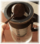 水出しコーヒーポットにコーヒー粉を入れる 水出しコーヒーポットにコーヒー粉を入れる